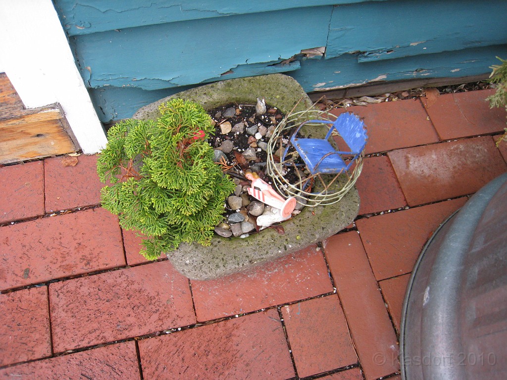 Shamrocks and Shenanigans 5K 2010 0970.jpg - The 2010 Shamrocks and Shenanigans 5K race in Ann Arbor MI. Cool and damp, and crowded. Complete with a Fairy Chair.